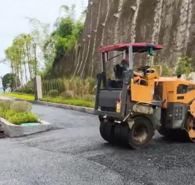 奔馬前鋼后膠壓路機(jī)瀝青路面施工